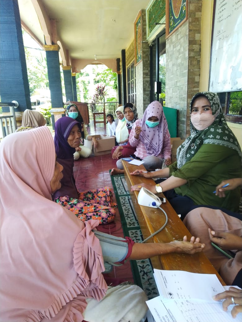 Pelaksanaan Posyandu Lansia di Simpang Marapalam Kampung Aur Wilayah Kerja Puskesmas Pauh Kambar